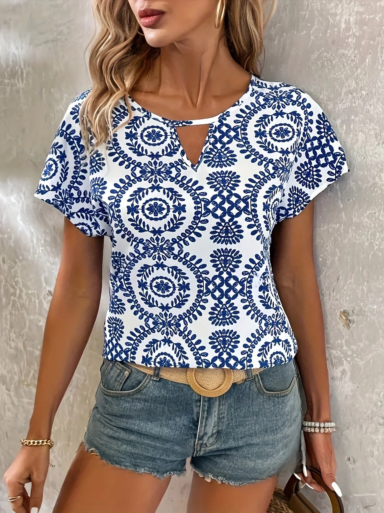 Damska bluzka we wzory z dekoltem