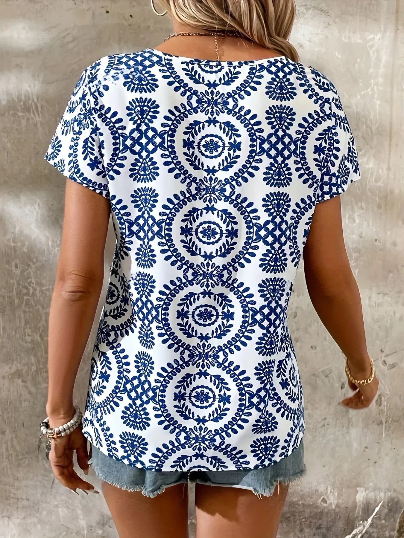 Damska bluzka we wzory z dekoltem