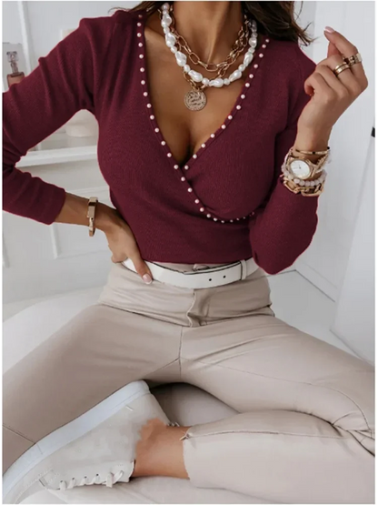 Damska bluzka z dekoltem i perełkami
