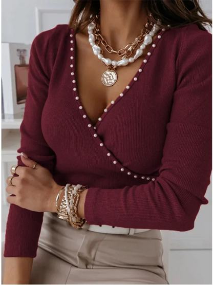 Damska bluzka z dekoltem i perełkami