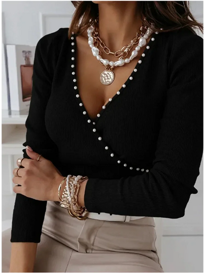 Damska bluzka z dekoltem i perełkami