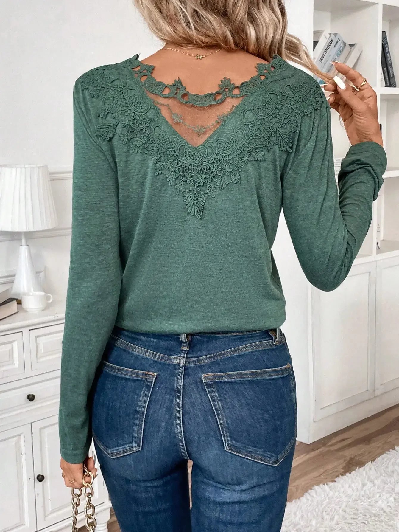 Damska bluzka z długim rękawem i koronką