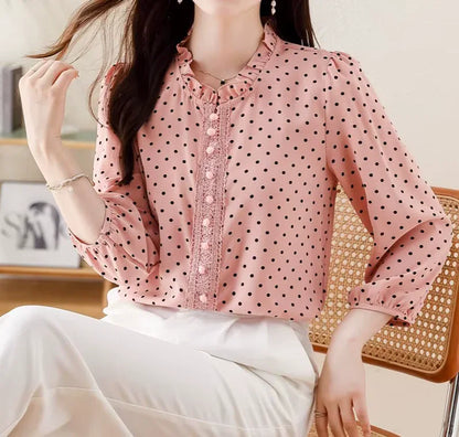 Damska koszula w grochy z ozdobnym dekoltem