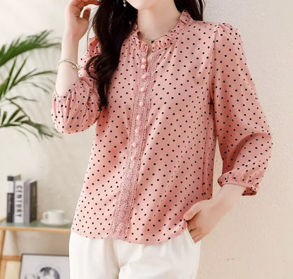 Damska koszula w grochy z ozdobnym dekoltem