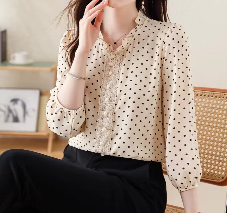 Damska koszula w grochy z ozdobnym dekoltem