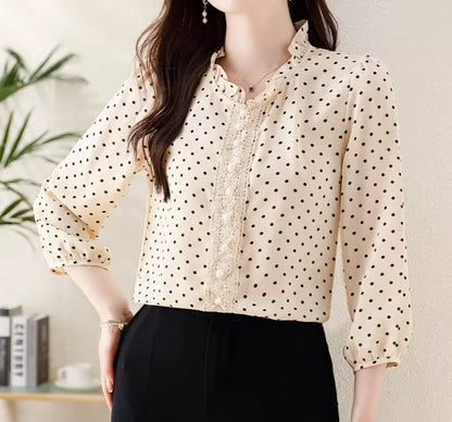 Damska koszula w grochy z ozdobnym dekoltem