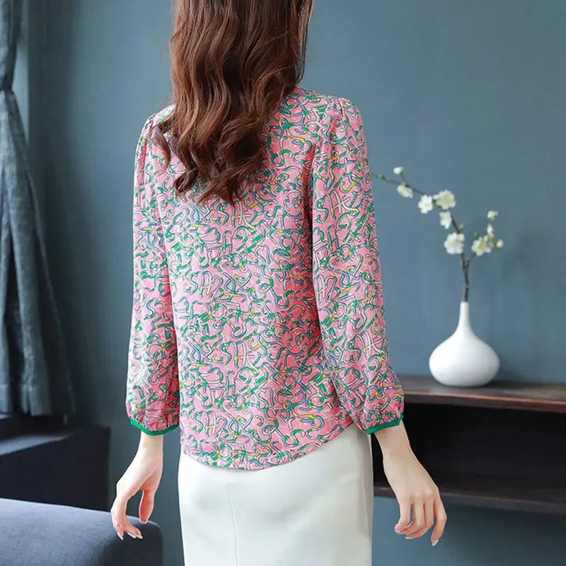 Damska koszula z dekoltem we wzory