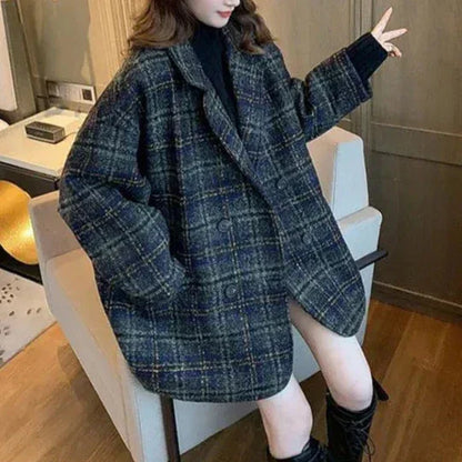 Damski krótki płaszcz w kratkę