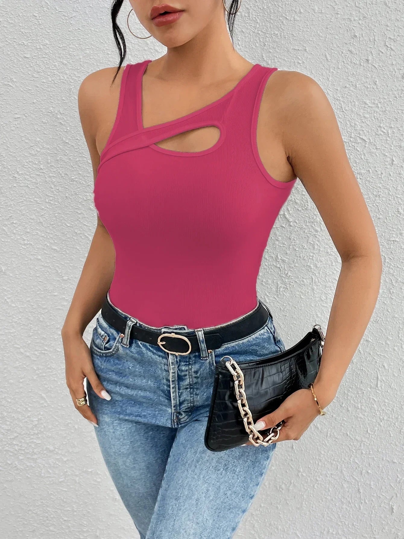 Damski top na ramiączkach z wycięciem na dekolcie