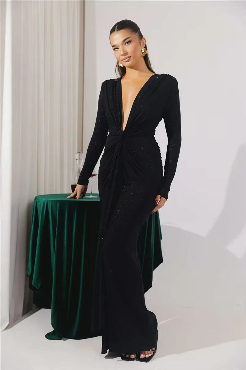 Długa błyszcząca sukienka z rozcięciem na nogę