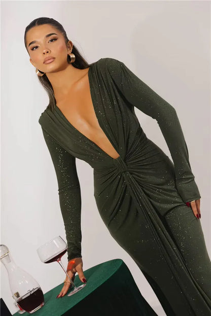 Długa błyszcząca sukienka z rozcięciem na nogę