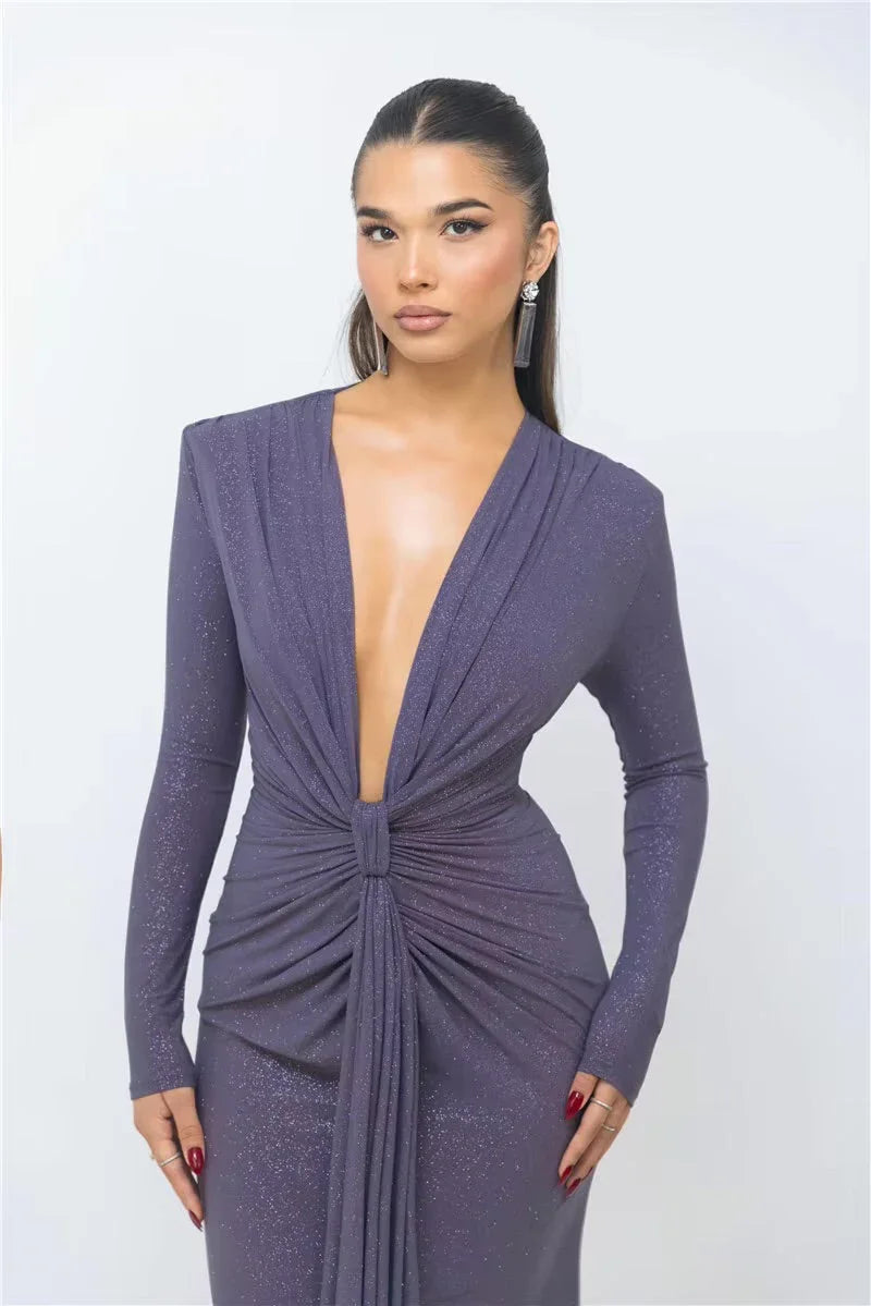 Długa błyszcząca sukienka z rozcięciem na nogę