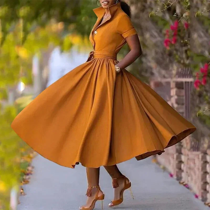 Długa rozpinana sukienka wiązana w pasie