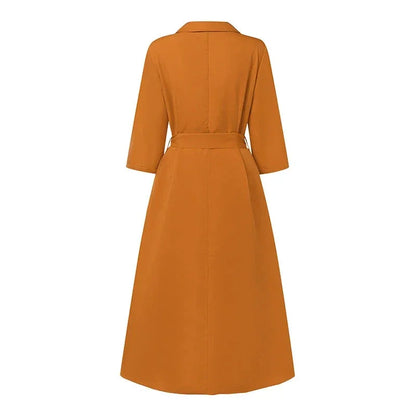 Długa rozpinana sukienka wiązana w pasie