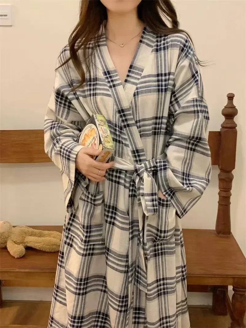 Długi damski szlafrok domowy w kratkę