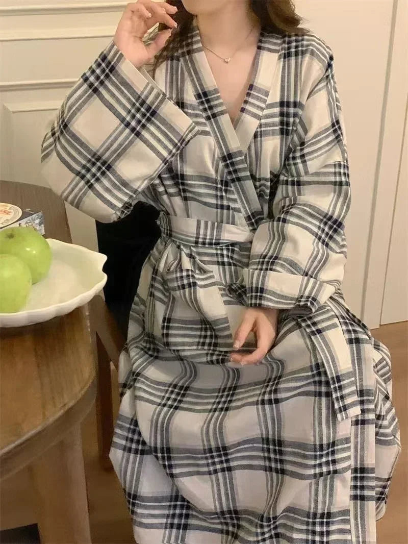 Długi damski szlafrok domowy w kratkę