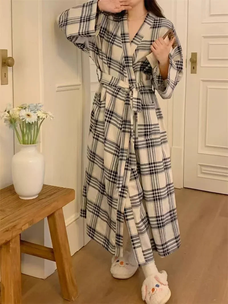 Długi damski szlafrok domowy w kratkę