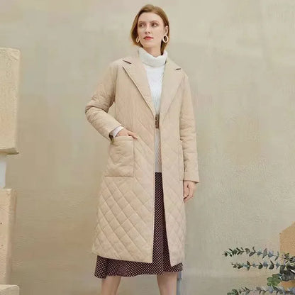 Długi pikowany płaszcz damski