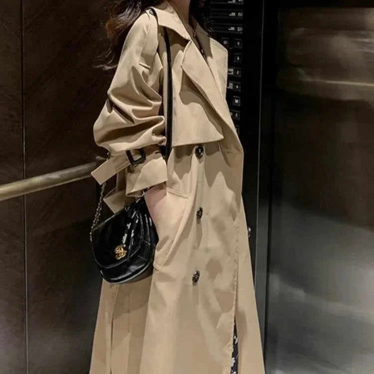 Długi płaszcz damski typu trencz