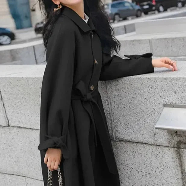 Długi płaszcz damski wiązany w talii