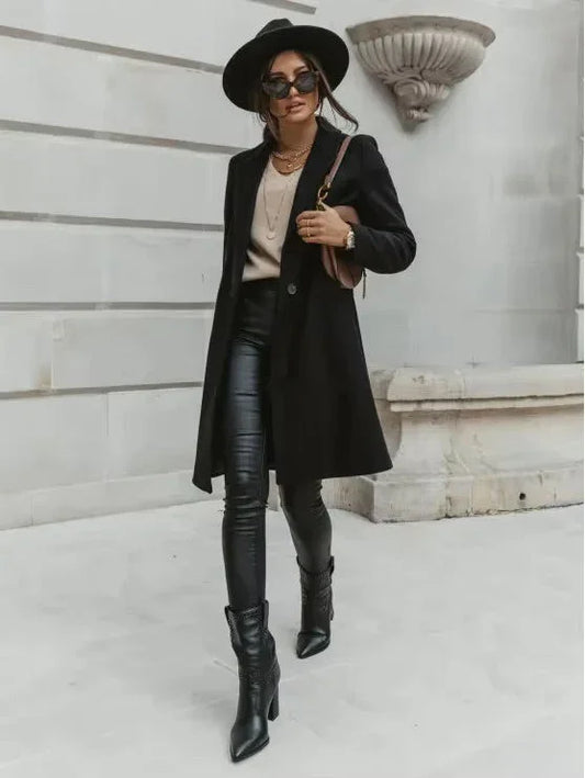 Długi płaszcz damski z kieszeniami i jednym guzikiem