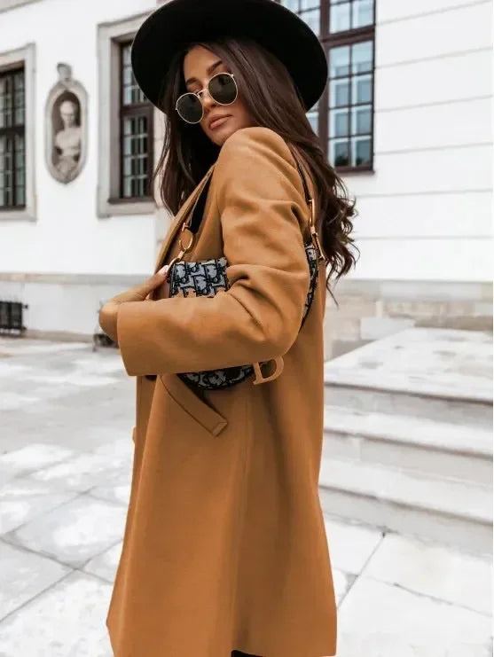 Długi płaszcz damski z kieszeniami i jednym guzikiem