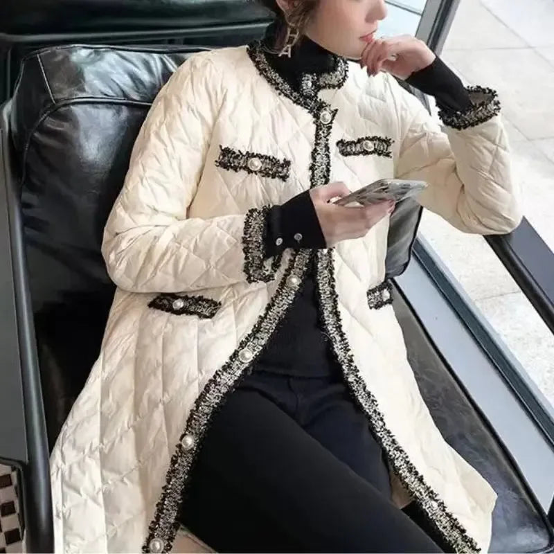 Długi płaszcz damski zdobiony perełkami