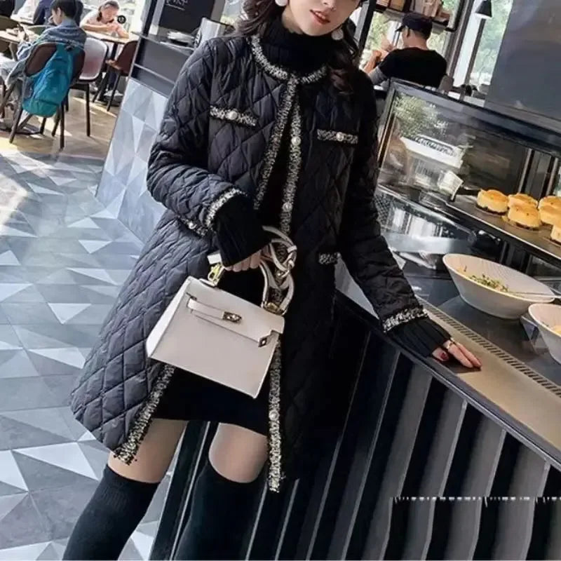 Długi płaszcz damski zdobiony perełkami