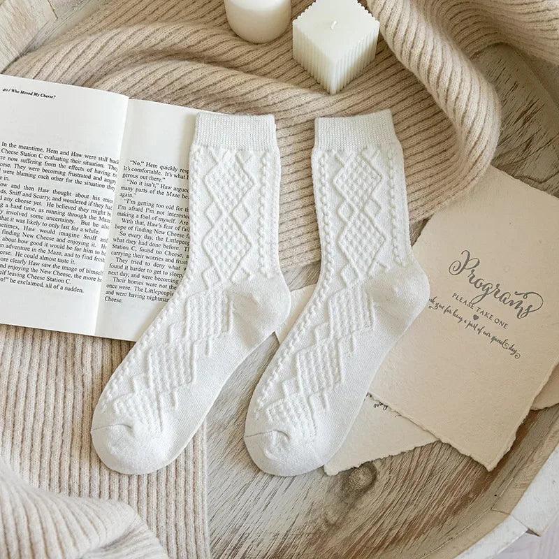 Długie skarpety damskie z warkoczowym wzorem