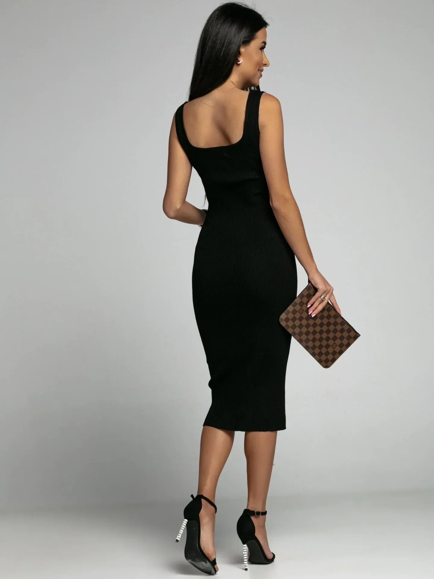 Dopasowana sukienka midi na grubych ramiączkach