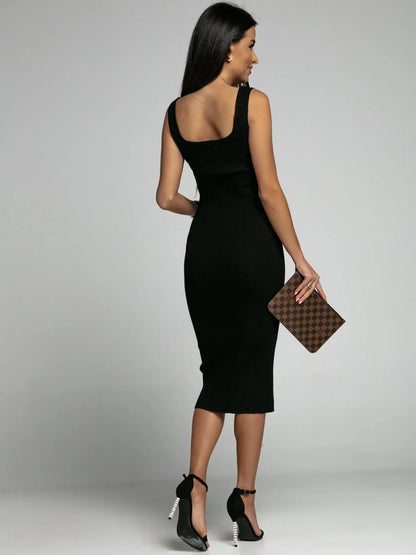 Dopasowana sukienka midi na grubych ramiączkach