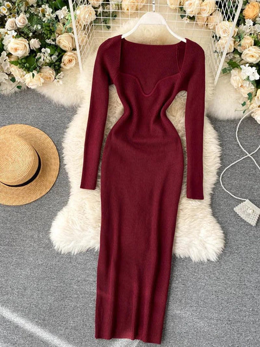 Dopasowana sukienka z długim rękawem