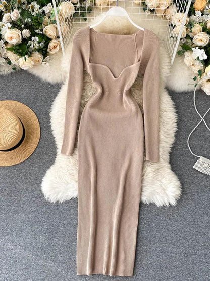 Dopasowana sukienka z długim rękawem