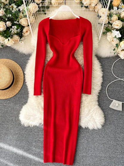 Dopasowana sukienka z długim rękawem