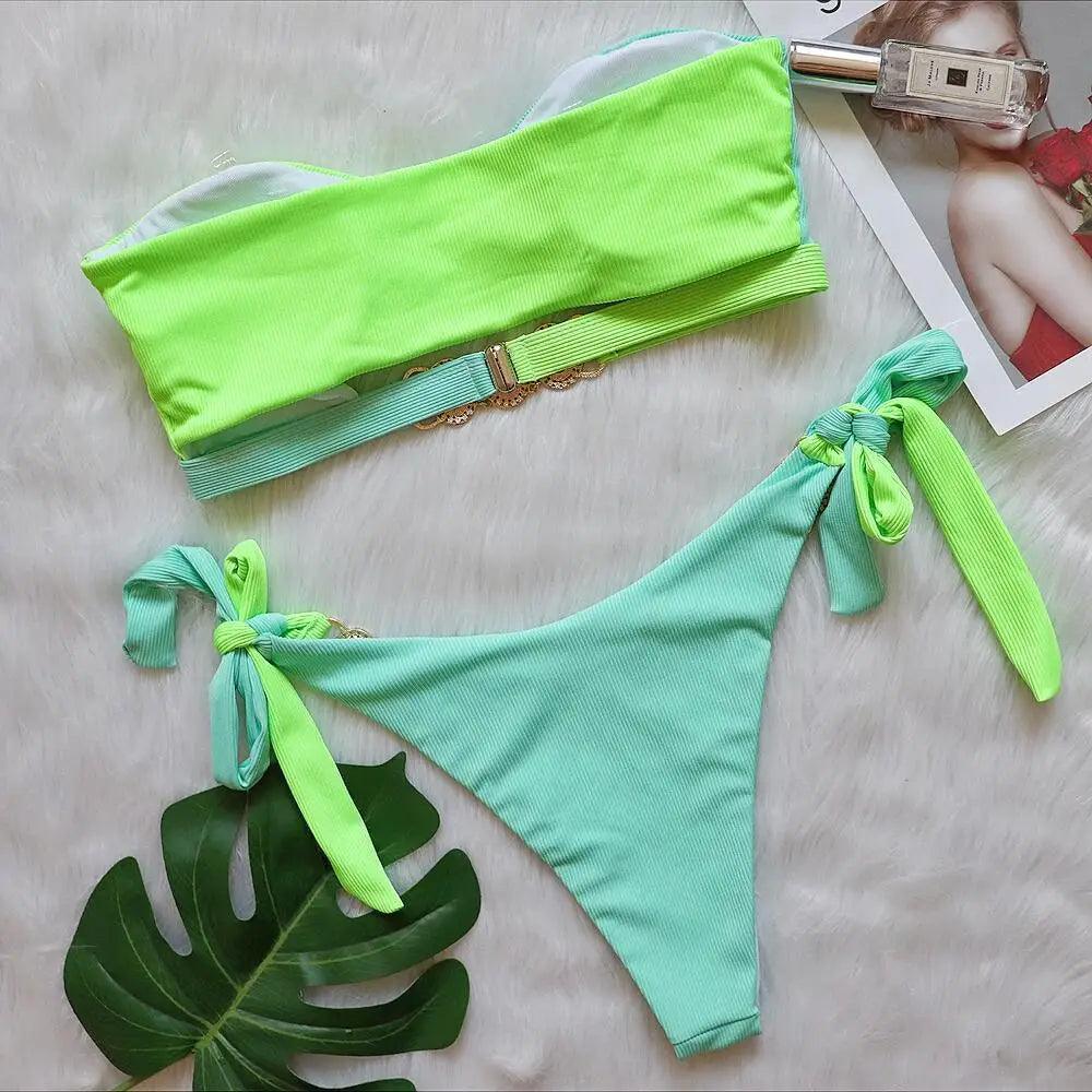 Dwuczęściowy strój kąpielowy w brazylijskim stylu