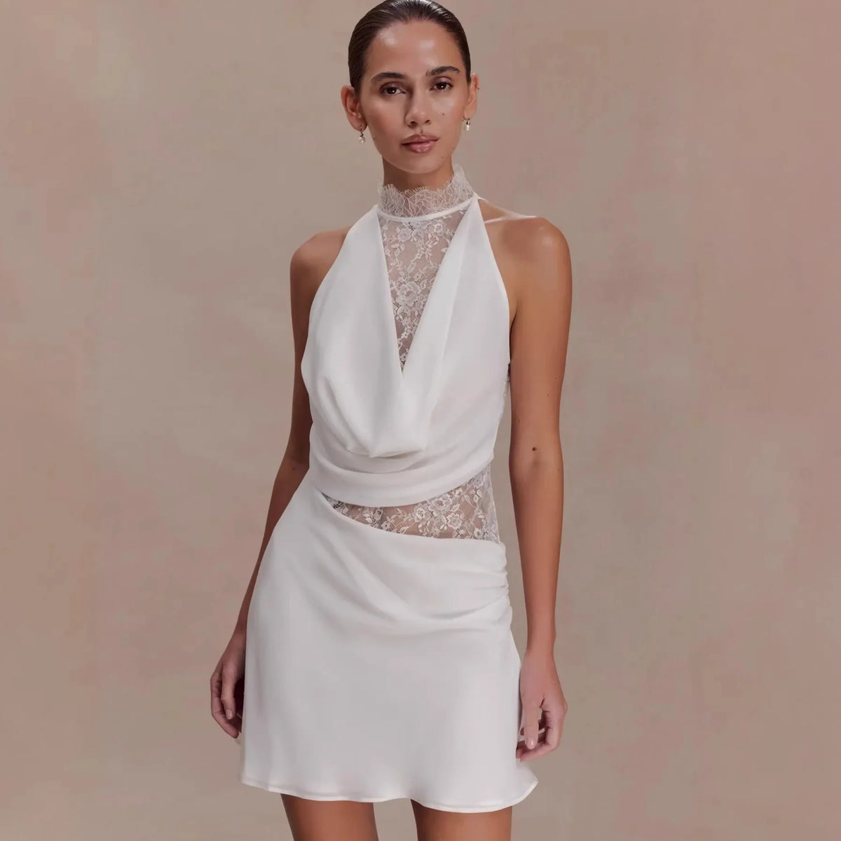 Elegancka sukienka mini z koronkowymi elementami