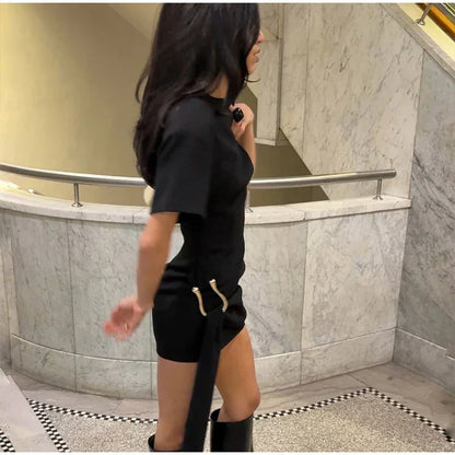 Elegancka sukienka mini z ozdobnym paskiem