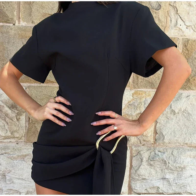 Elegancka sukienka mini z ozdobnym paskiem