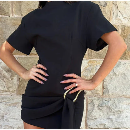 Elegancka sukienka mini z ozdobnym paskiem