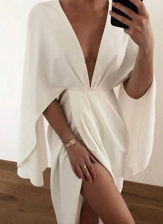 Elegancka sukienka z ozdobnymi rękawami i głębokim dekoltem