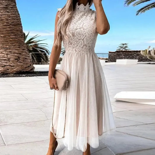 Elegancka warstwowa sukienka midi zdobiona tiulem