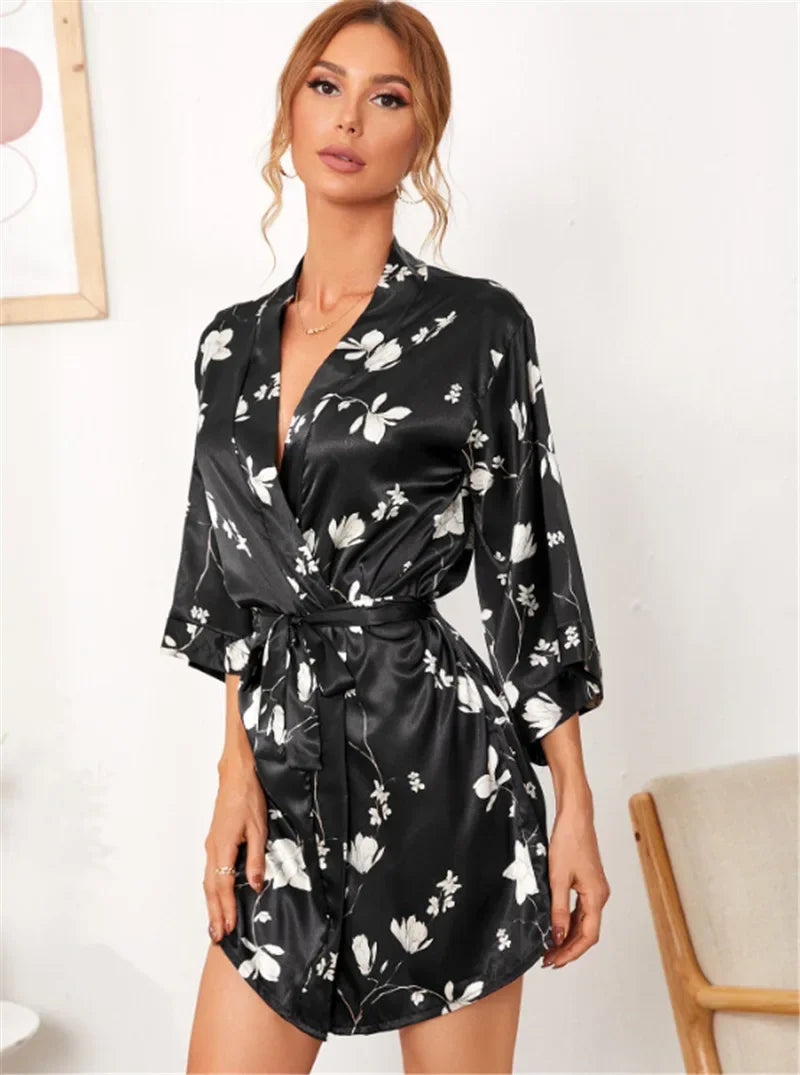 Elegancki krótki satynowy szlafrok damski