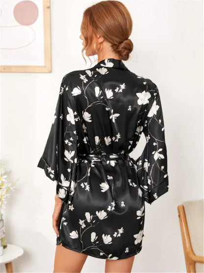 Elegancki krótki satynowy szlafrok damski