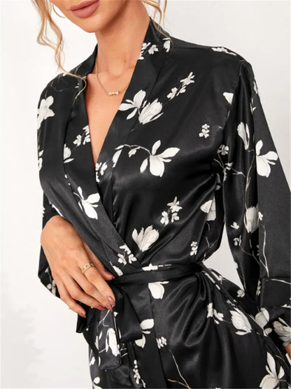 Elegancki krótki satynowy szlafrok damski