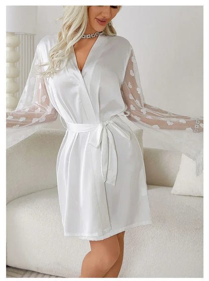 Elegancki szlafrok damski z ozdobnymi rękawami
