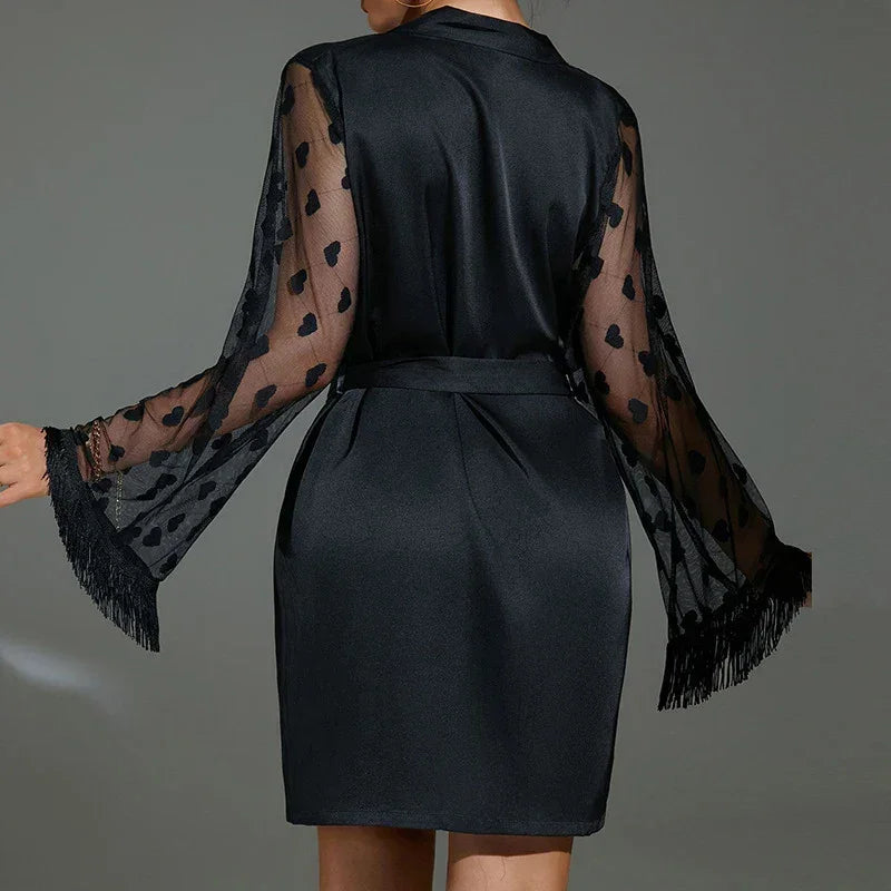 Elegancki szlafrok damski z ozdobnymi rękawami