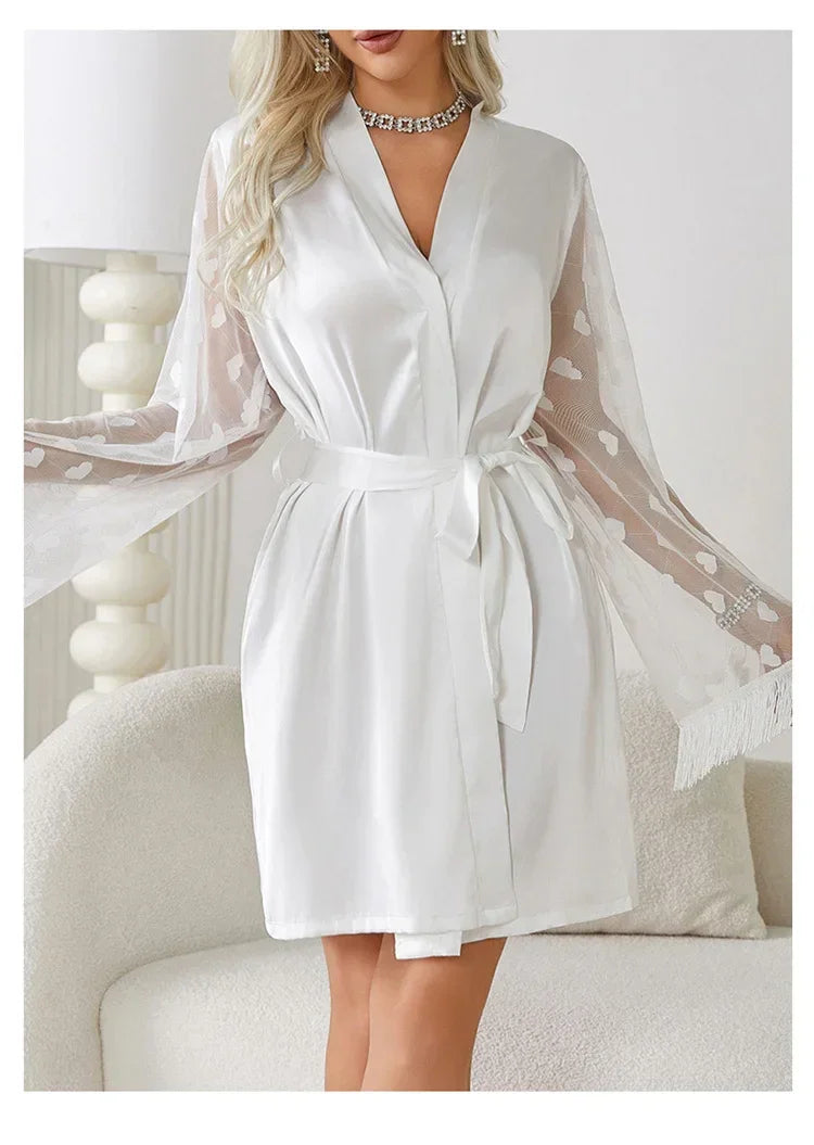 Elegancki szlafrok damski z ozdobnymi rękawami