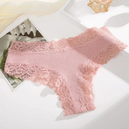 Figi z prążkowanego materiału z koronką