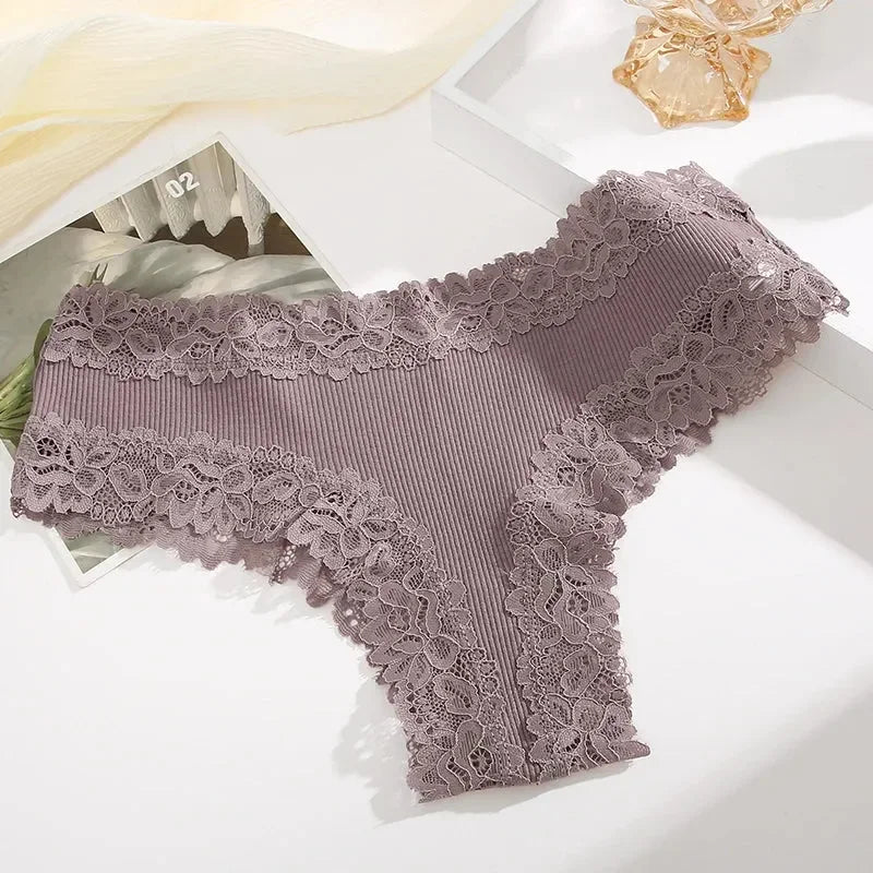 Figi z prążkowanego materiału z koronką