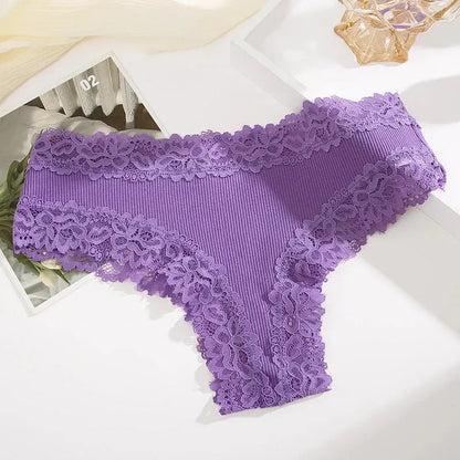 Figi z prążkowanego materiału z koronką